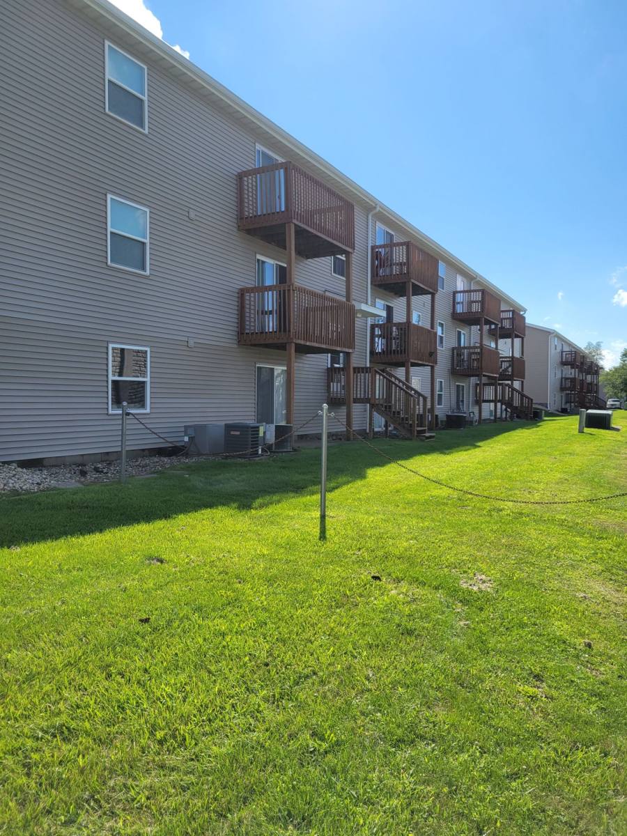 Apartment for rent at 2805 W Larchmont Lane, Peoria, IL 61615