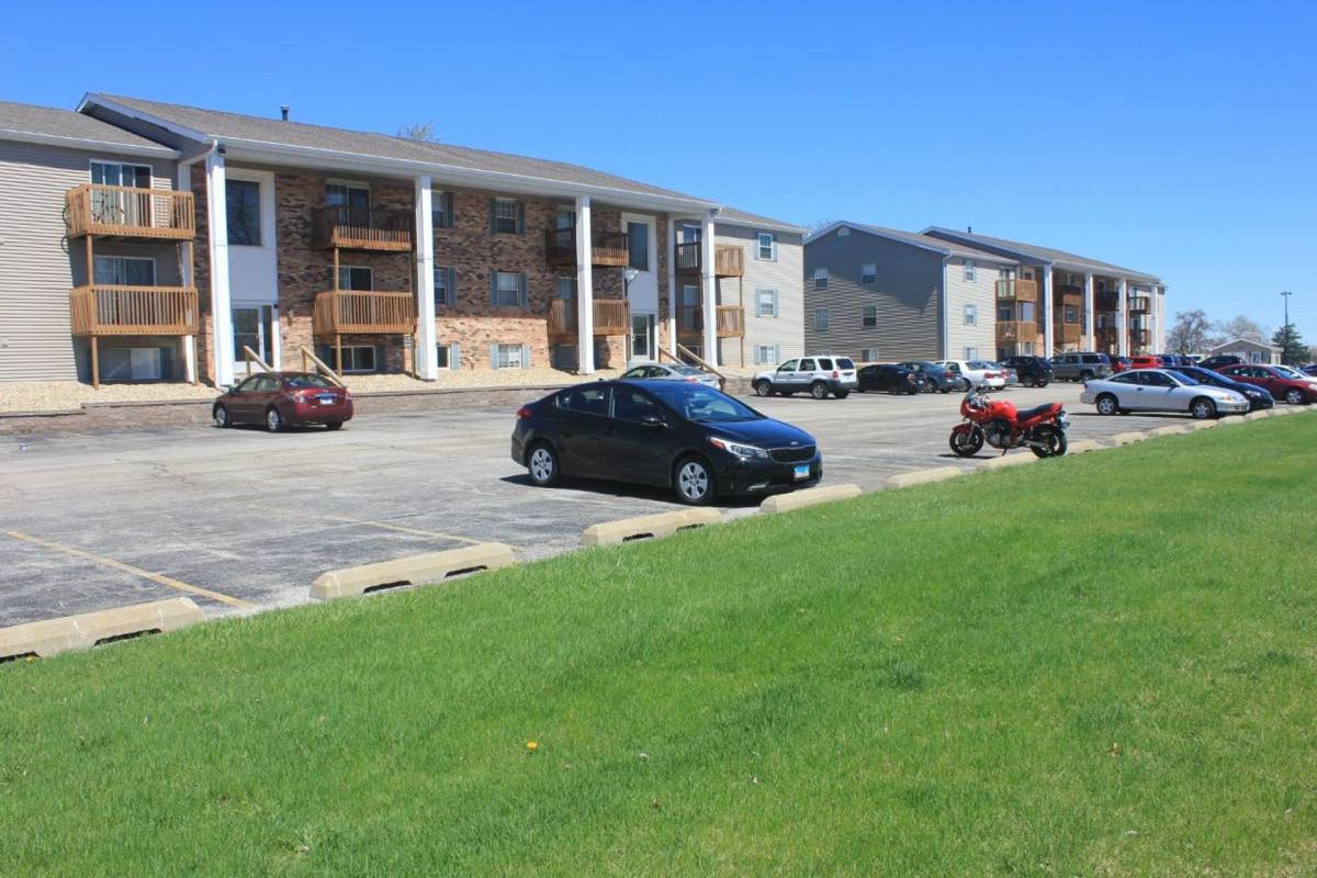 Apartment for rent at 2805 W Larchmont Lane, Peoria, IL 61615