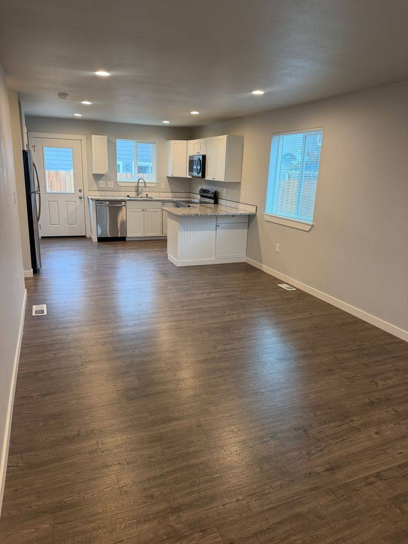 Apartment for rent at 45 Hobbs St, Lebanon, OR 97355