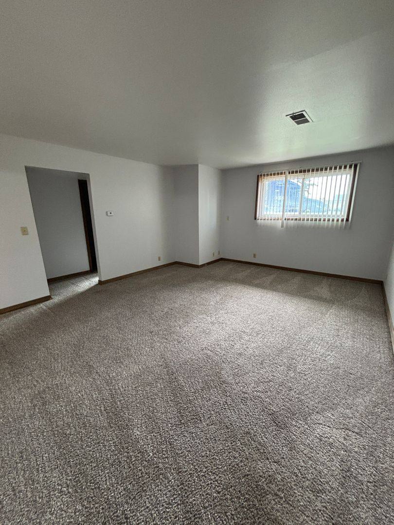 Apartment for rent at 733 - 747 Russell Rd, Waterloo, IA 50701