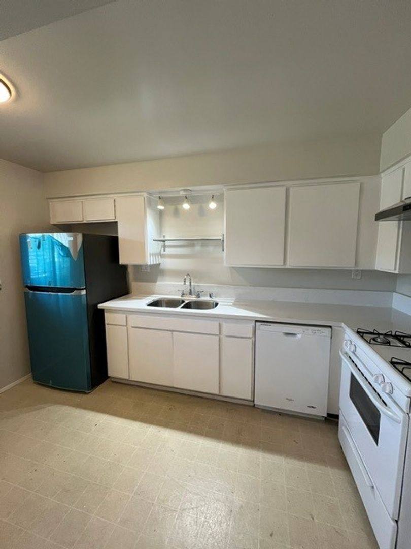 Townhouse for rent at 6831 Alvarado Rd, San Diego, CA 92120