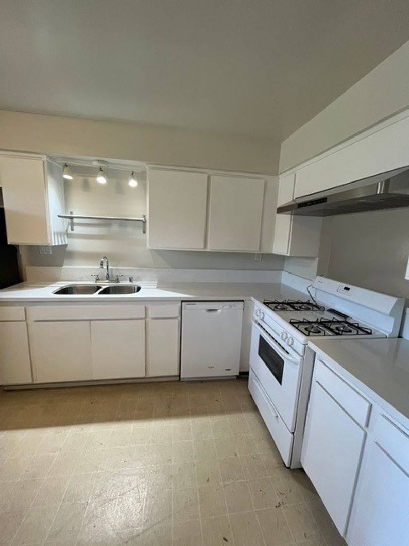 Townhouse for rent at 6831 Alvarado Rd, San Diego, CA 92120
