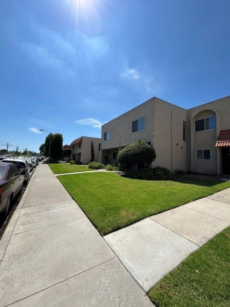 Townhouse for rent at 6831 Alvarado Rd, San Diego, CA 92120