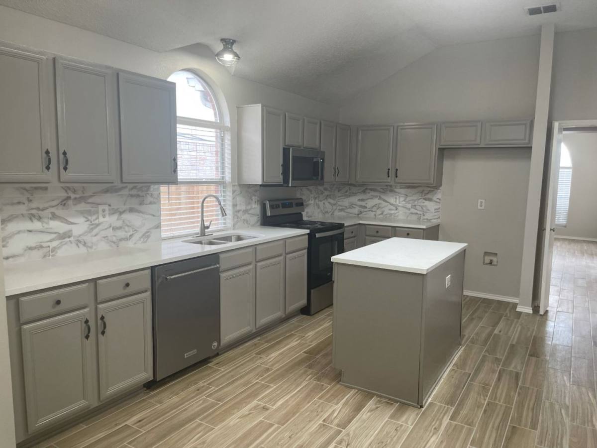 House for rent at 7709 Amsterdam Lane, Arlington, TX 76002