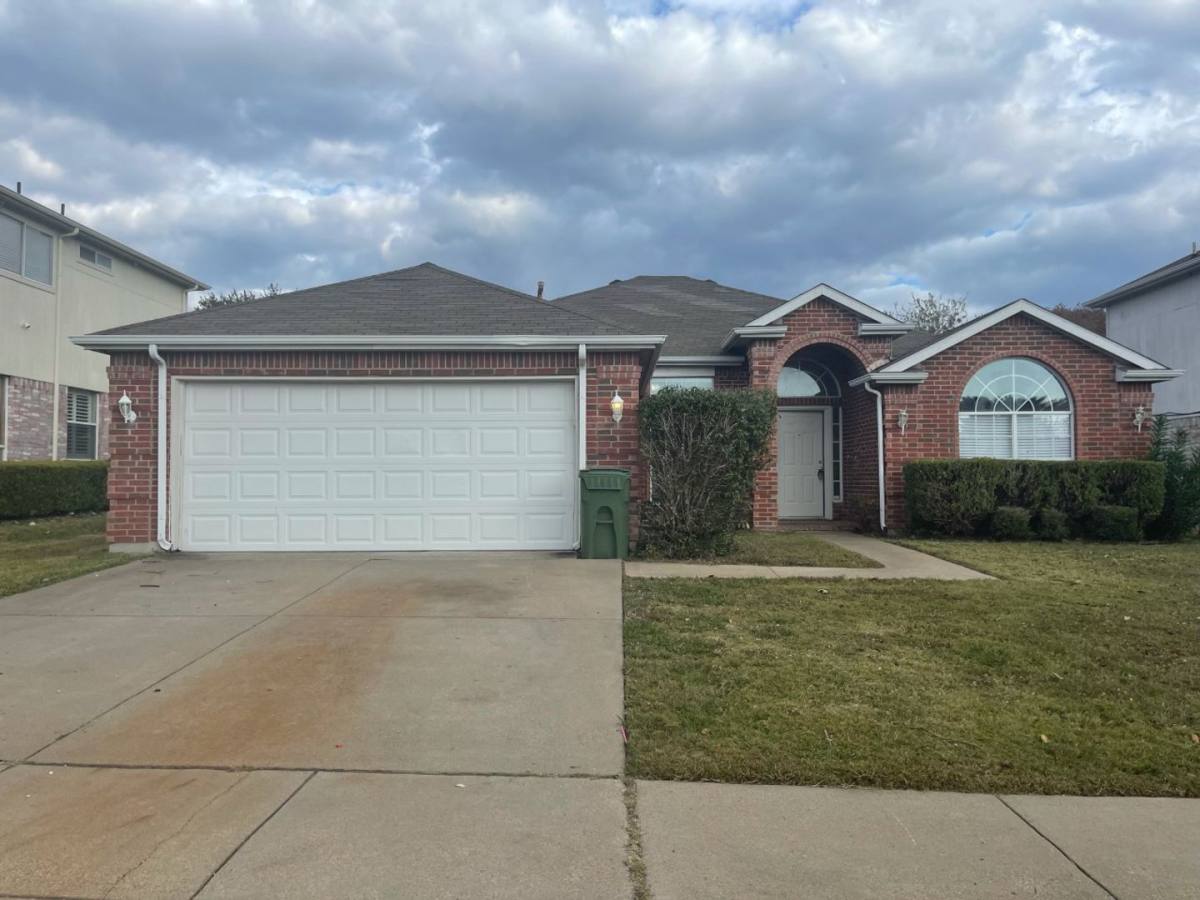 House for rent at 7709 Amsterdam Lane, Arlington, TX 76002