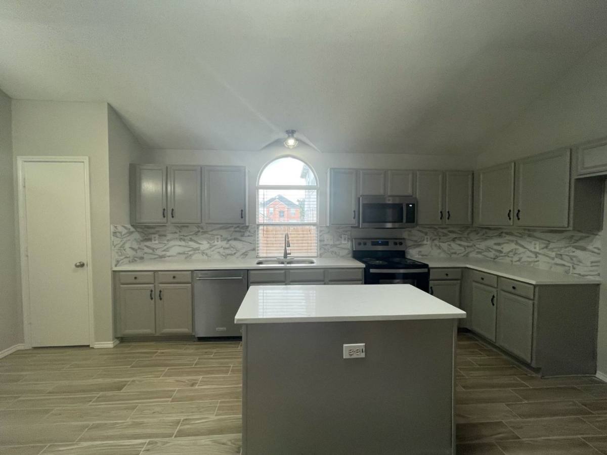 House for rent at 7709 Amsterdam Lane, Arlington, TX 76002