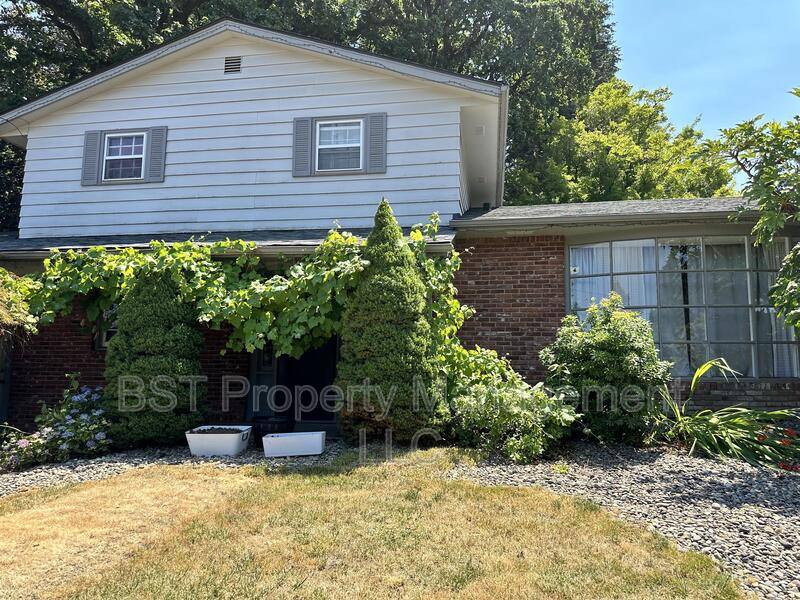 House for rent at 1458 Greenwood Dr NE, Salem, OR 97303
