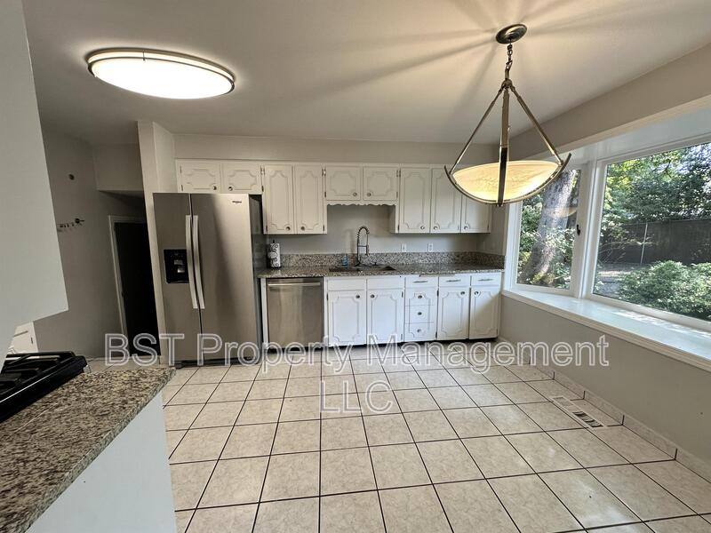 House for rent at 1458 Greenwood Dr NE, Salem, OR 97303