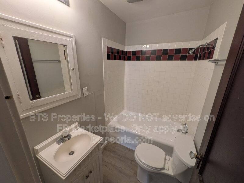 Apartment for rent at 1532 W Barker Ave, Peoria, IL 61606