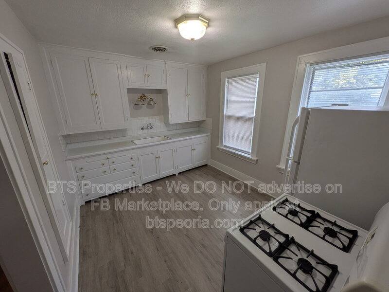 Apartment for rent at 1532 W Barker Ave, Peoria, IL 61606
