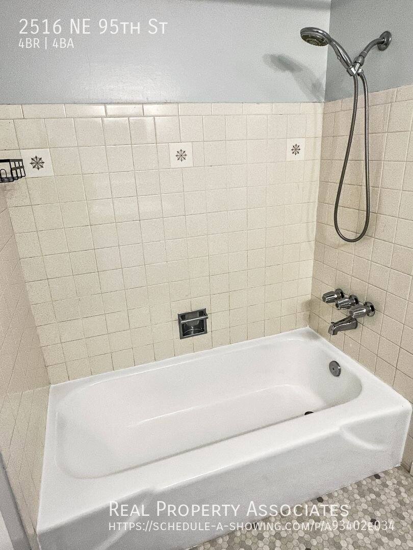 House for rent at 2516 NE 95th St, Seattle, WA 98115