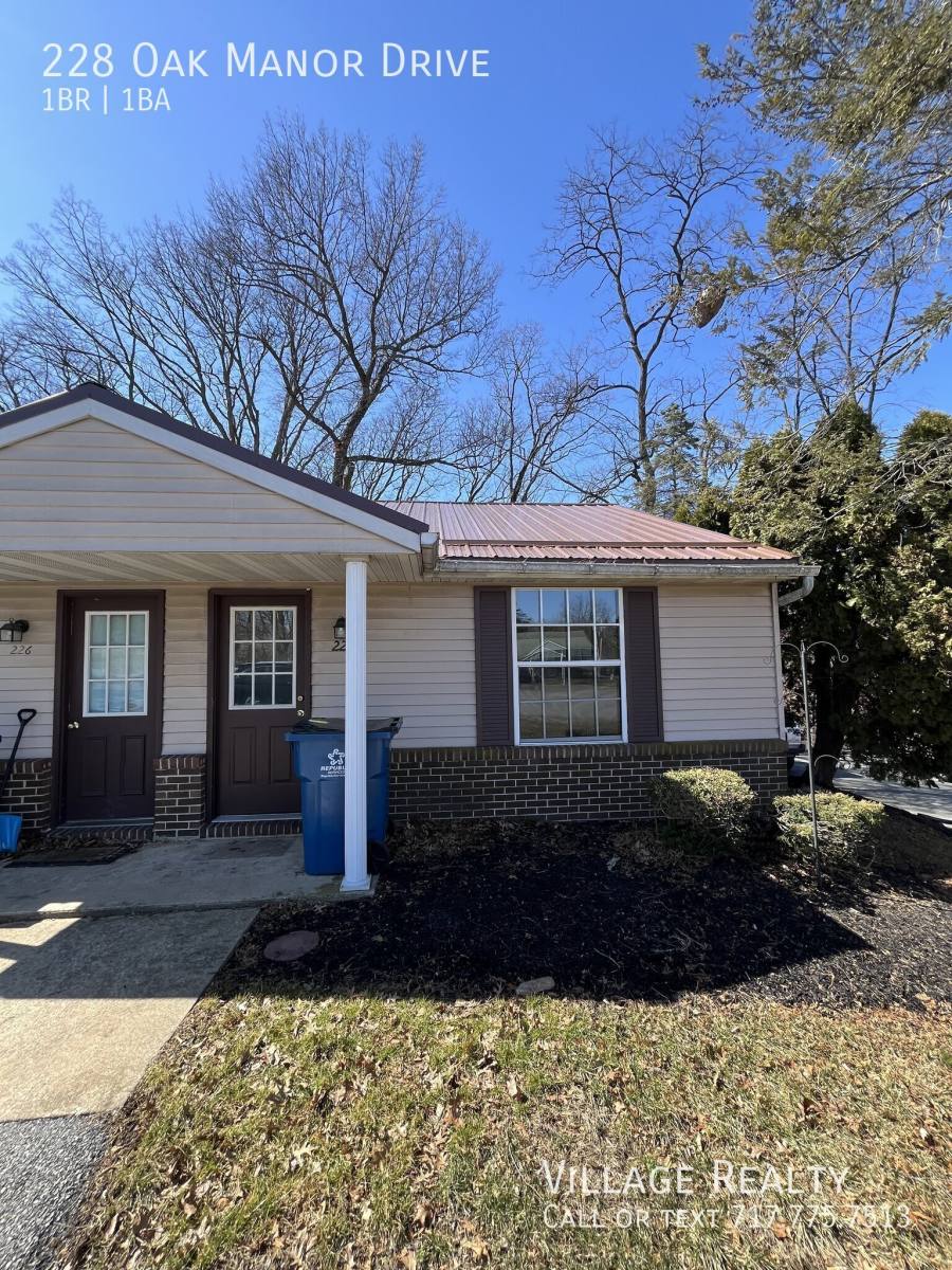 Townhouse for rent at 228 Oak Manor Dr, York, PA 17402