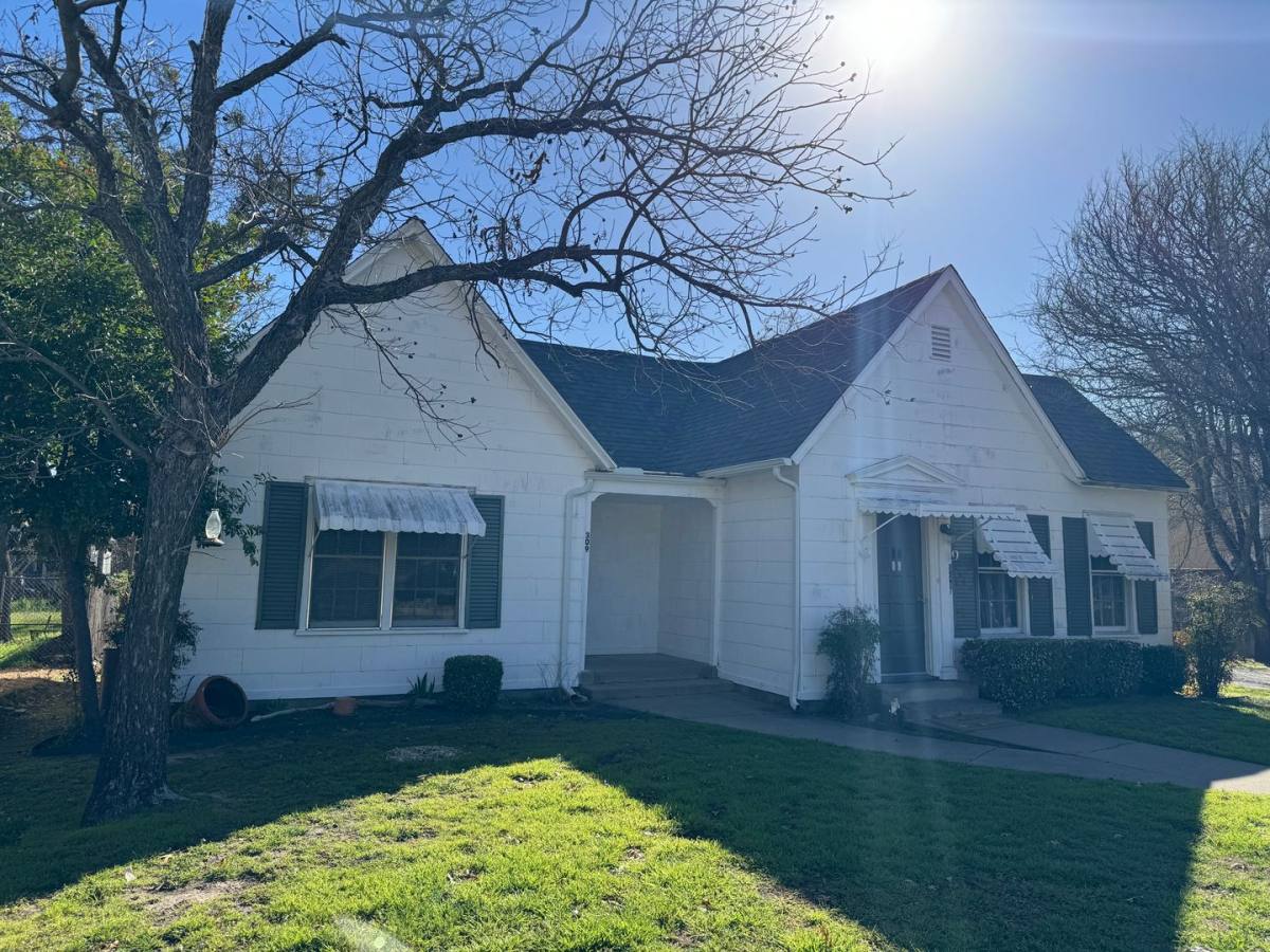 House for rent at 309 S Alamo, Weatherford, TX 76086