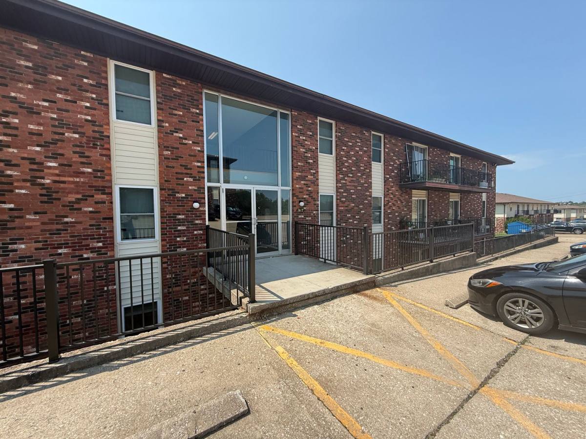 Townhouse for rent at 917 SW Blvd, Jefferson City, MO 65109