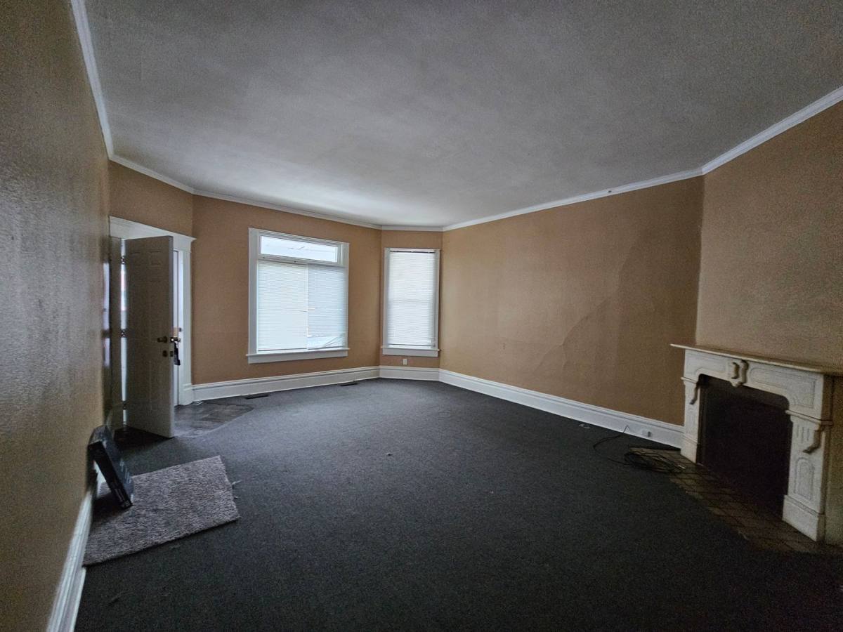 Apartment for rent at 1721 W Sherman Ave, Peoria, IL 61606
