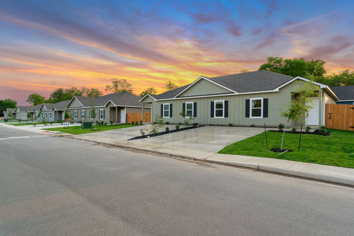 404 Trefger St, Seguin, TX 78155 - House for Rent - Image 3