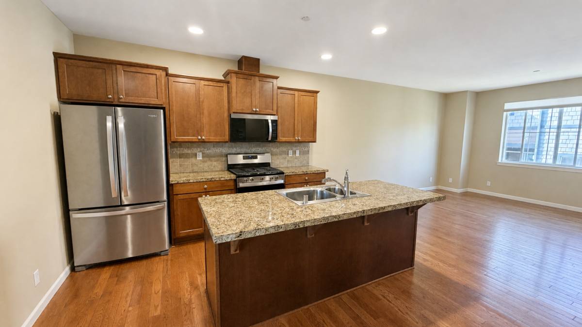 Townhouse for rent at 931 4th Ave NE, Issaquah, WA 98029