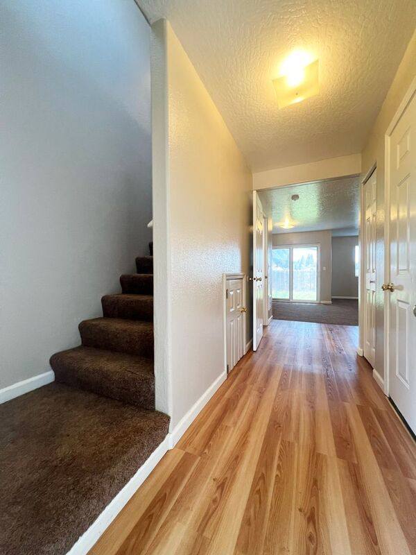 Townhouse for rent at 782 N Cloverleaf Loop, Springfield, OR 97477