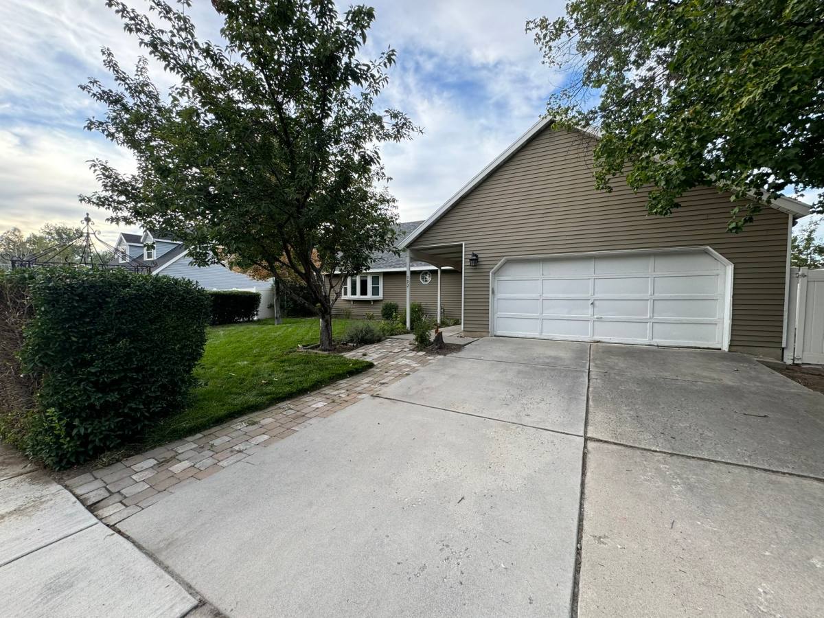 House for rent at 992 W Halcyon Dr, Salt Lake City, UT 84123