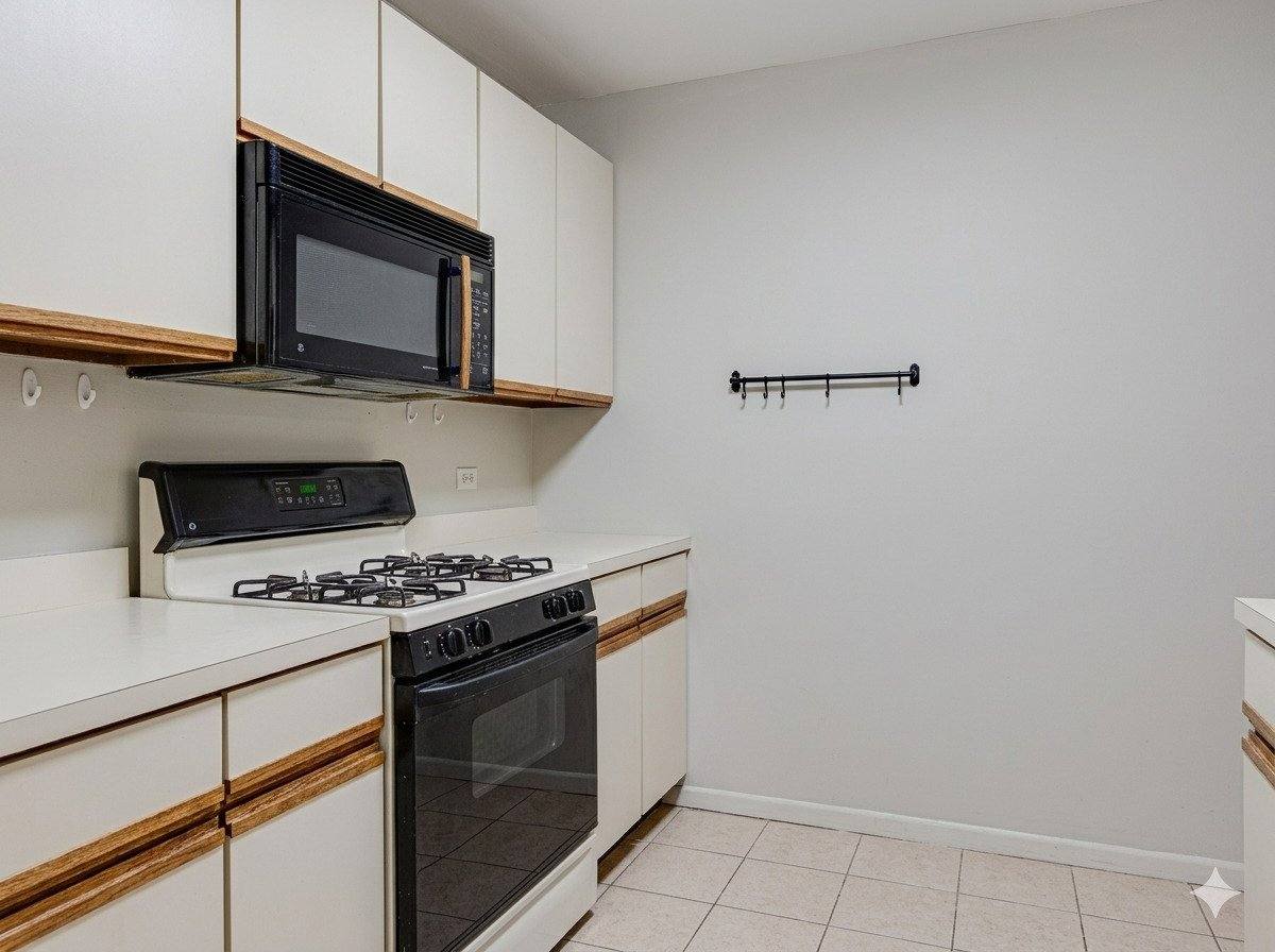 Apartment for rent at 21W581 N Ave #5, Lombard, IL 60148