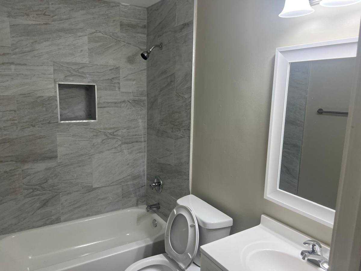 Apartment for rent at 21W581 N Ave #5, Lombard, IL 60148