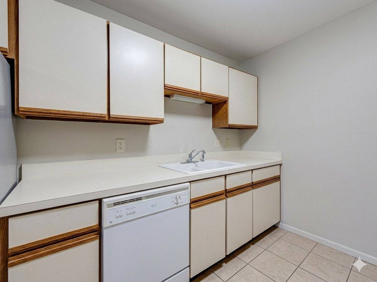 Apartment for rent at 21W581 N Ave #5, Lombard, IL 60148