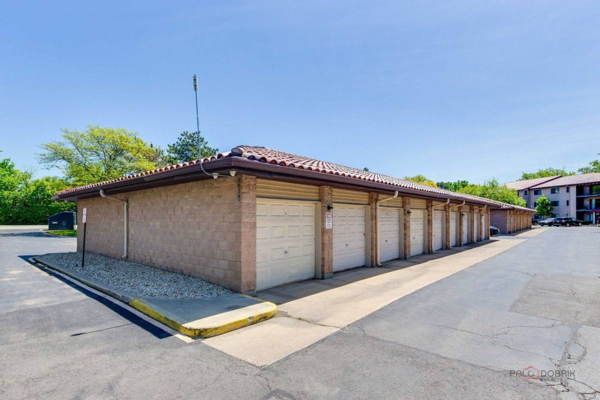 Apartment for rent at 21W581 N Ave #5, Lombard, IL 60148
