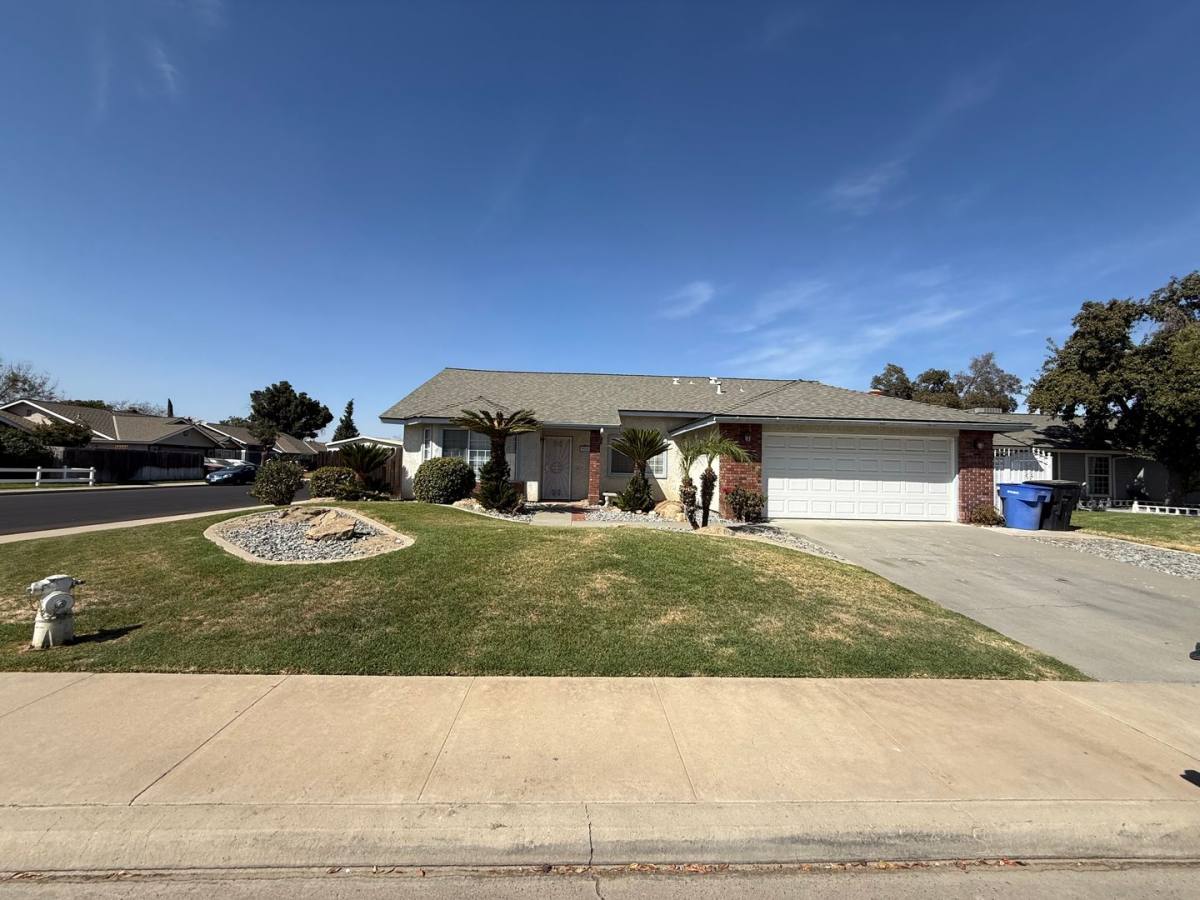 House for rent at 980 Lakewood Dr, Hanford, CA 93230