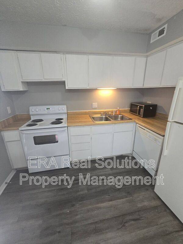 Apartment for rent at 2556 Sandbury Blvd, Columbus, OH 43235