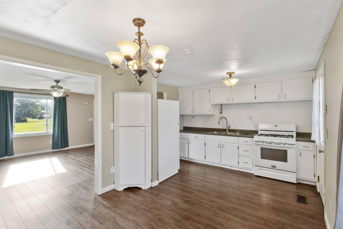 8245 Elaine Circle, Liverpool, NY 13090 - House for Rent - Image 12