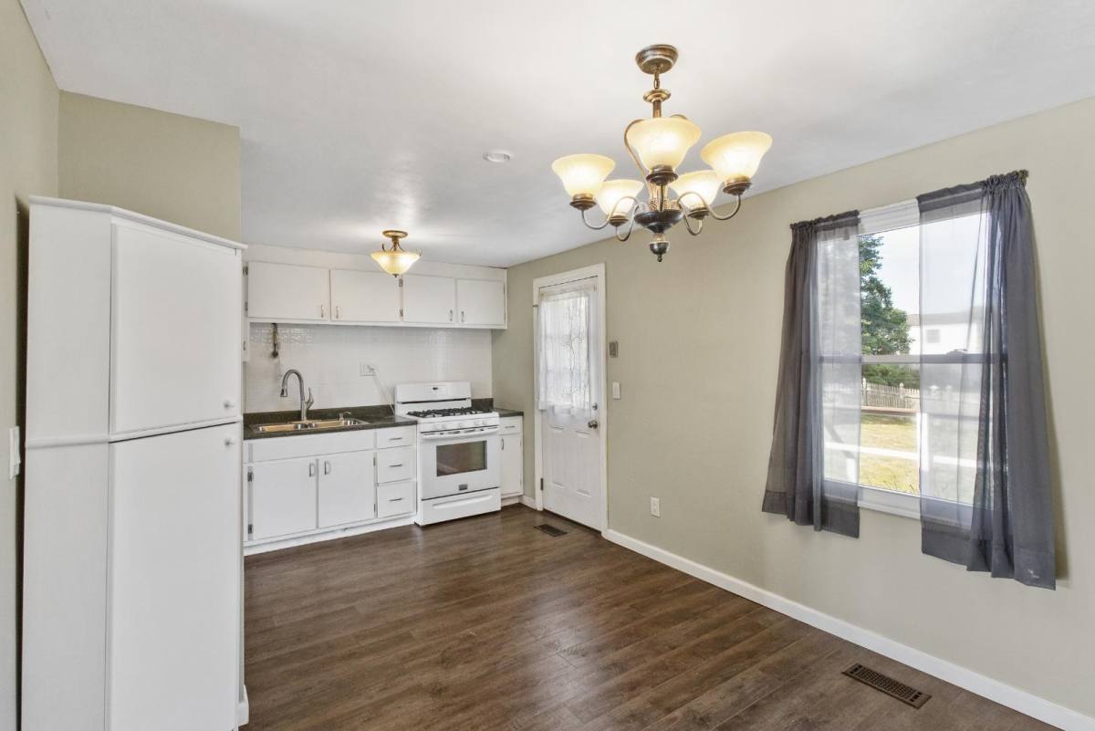 8245 Elaine Circle, Liverpool, NY 13090 - House for Rent - Image 15