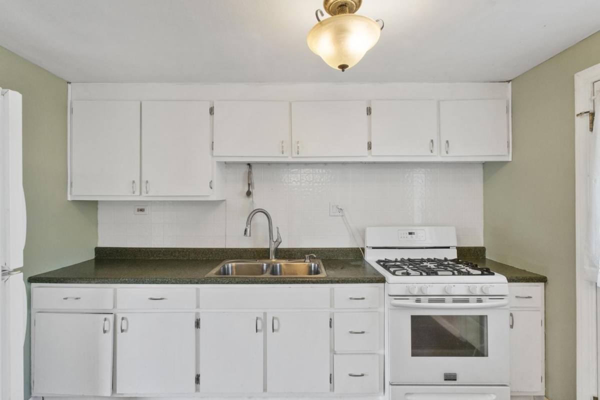 8245 Elaine Circle, Liverpool, NY 13090 - House for Rent - Image 4