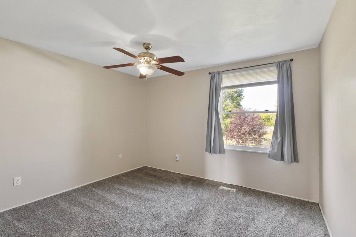 8245 Elaine Circle, Liverpool, NY 13090 - House for Rent - Image 16