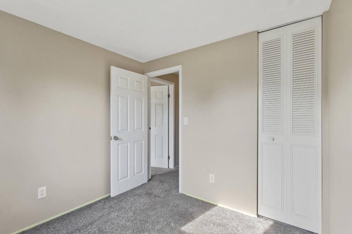 8245 Elaine Circle, Liverpool, NY 13090 - House for Rent - Image 11