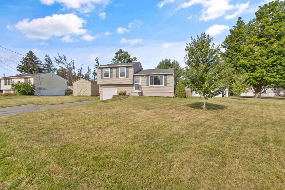 8245 Elaine Circle, Liverpool, NY 13090 - House for Rent - Image 19