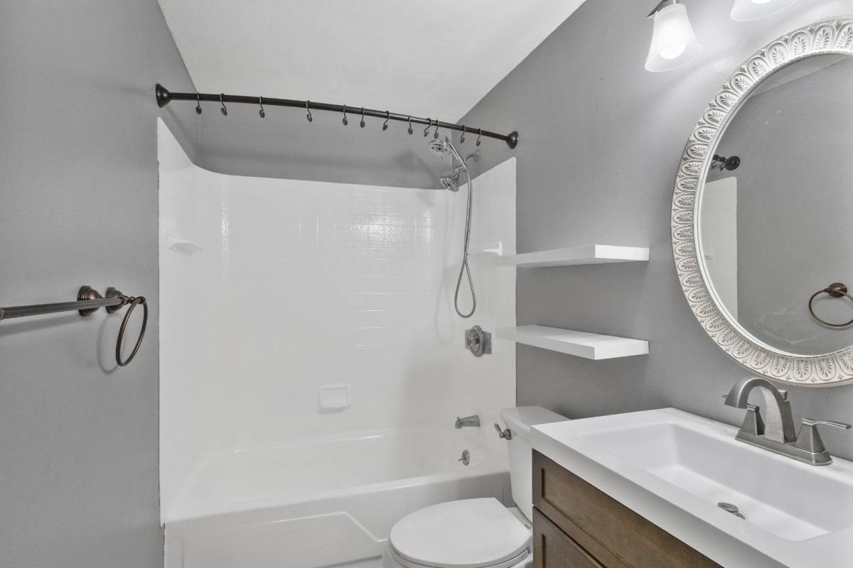 8245 Elaine Circle, Liverpool, NY 13090 - House for Rent - Image 5
