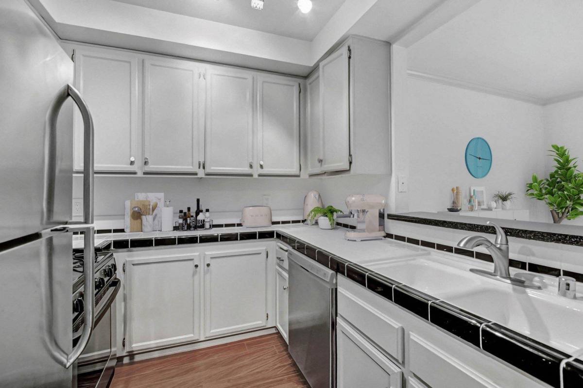 311 S Swall Dr #103, Los Angeles, CA 90048 - Apartment for Rent - Image 1