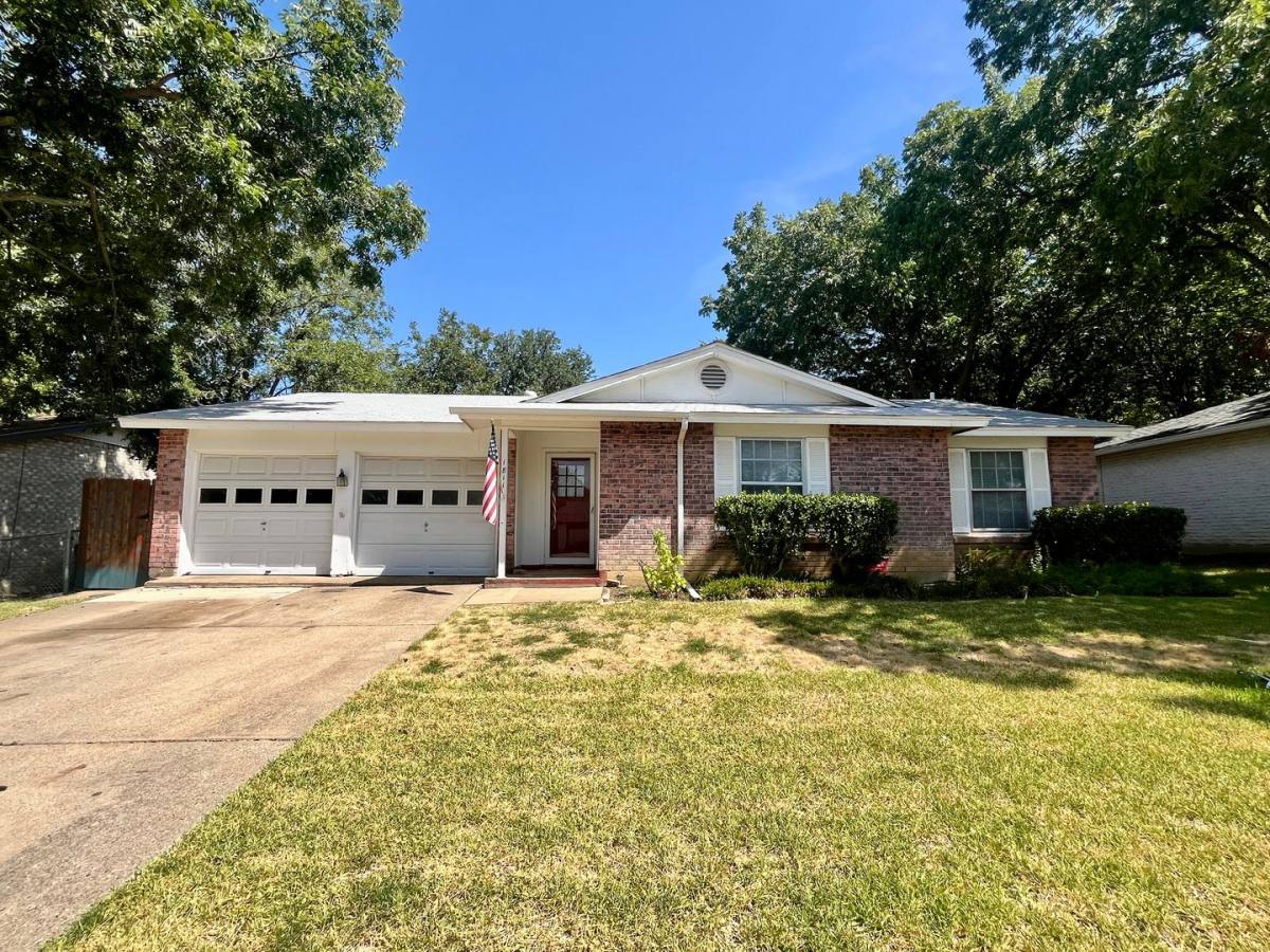 House for rent at 1811 Redwood St, Arlington, TX 76014