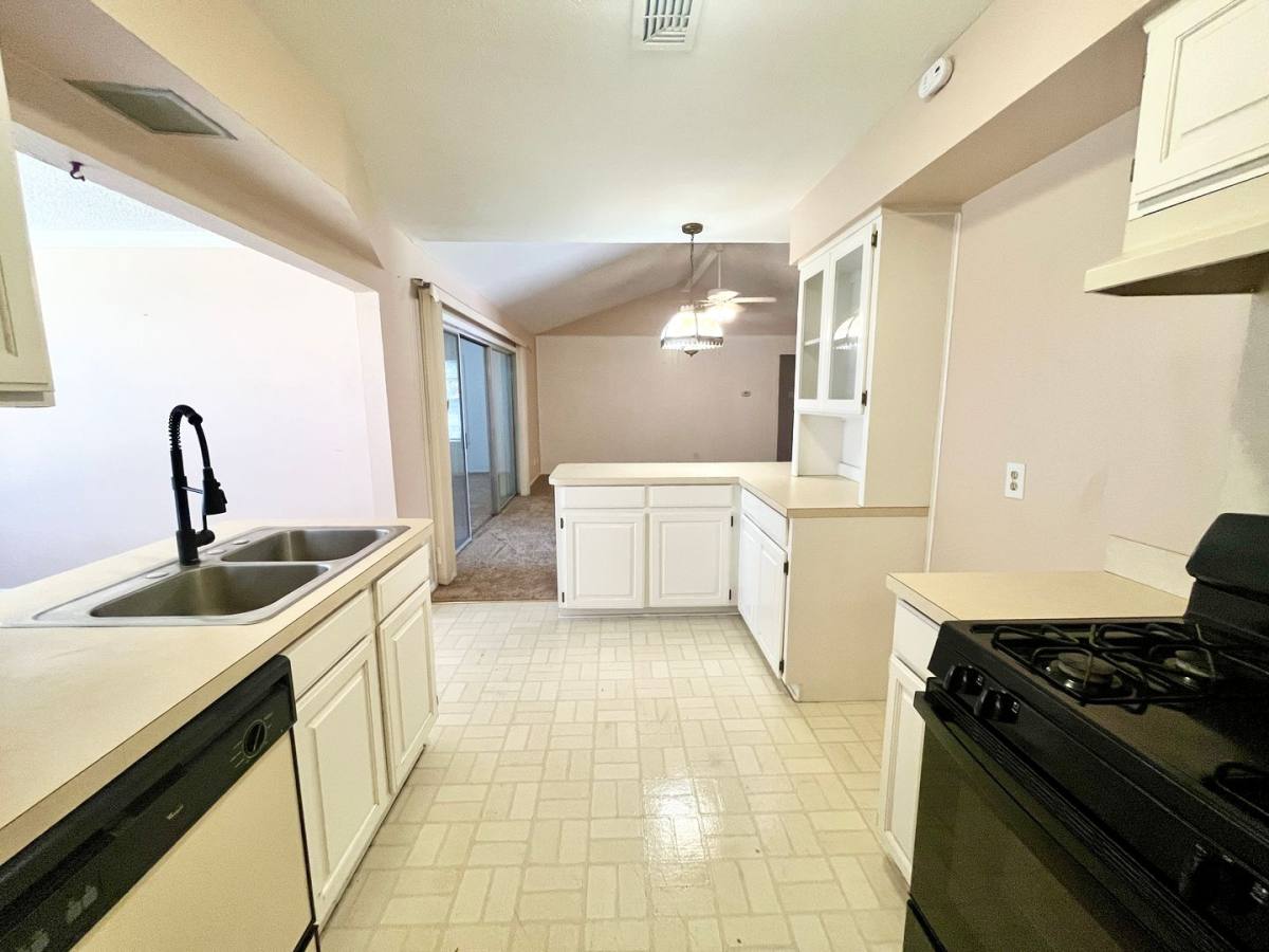 House for rent at 1811 Redwood St, Arlington, TX 76014