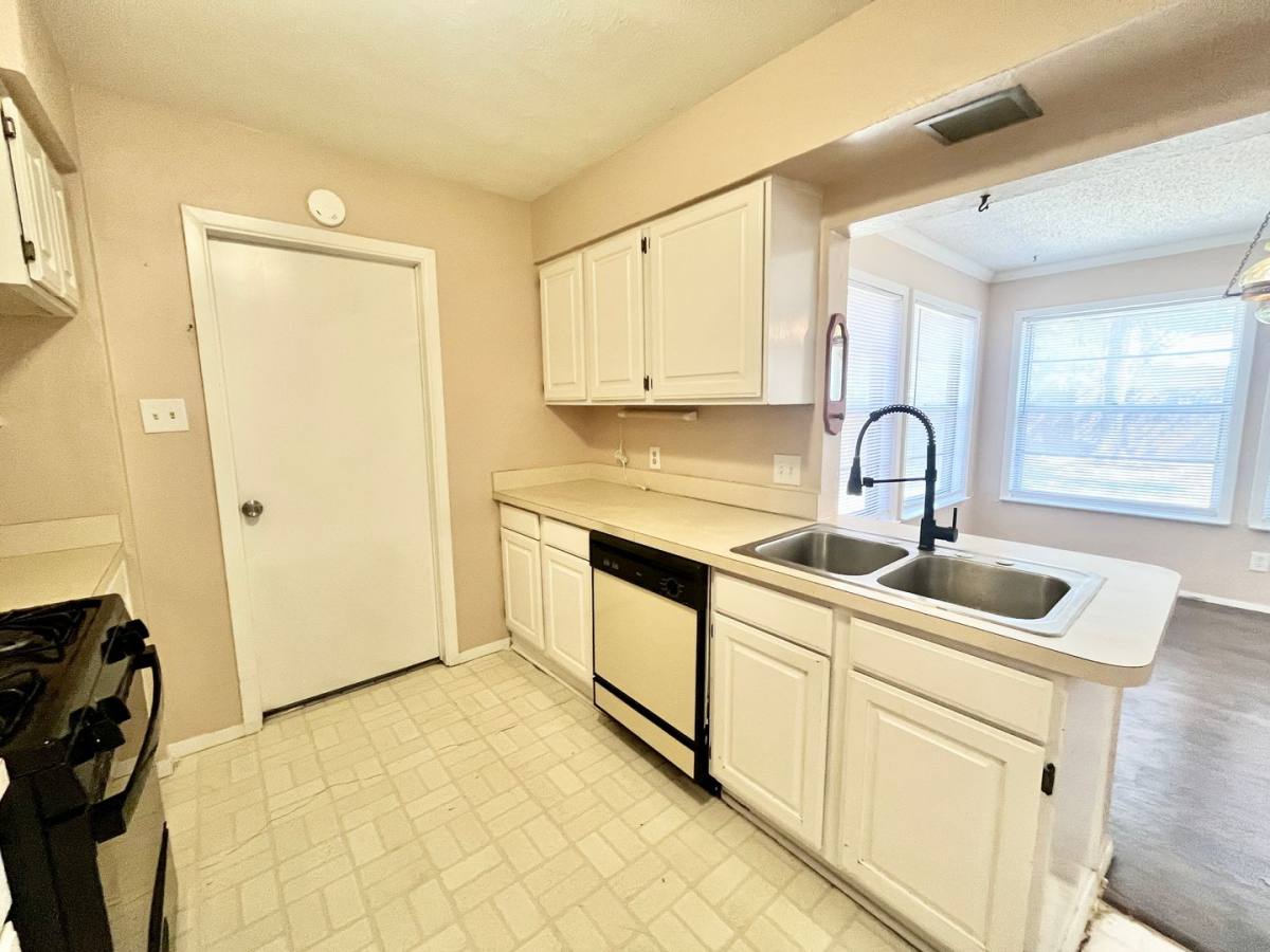 House for rent at 1811 Redwood St, Arlington, TX 76014
