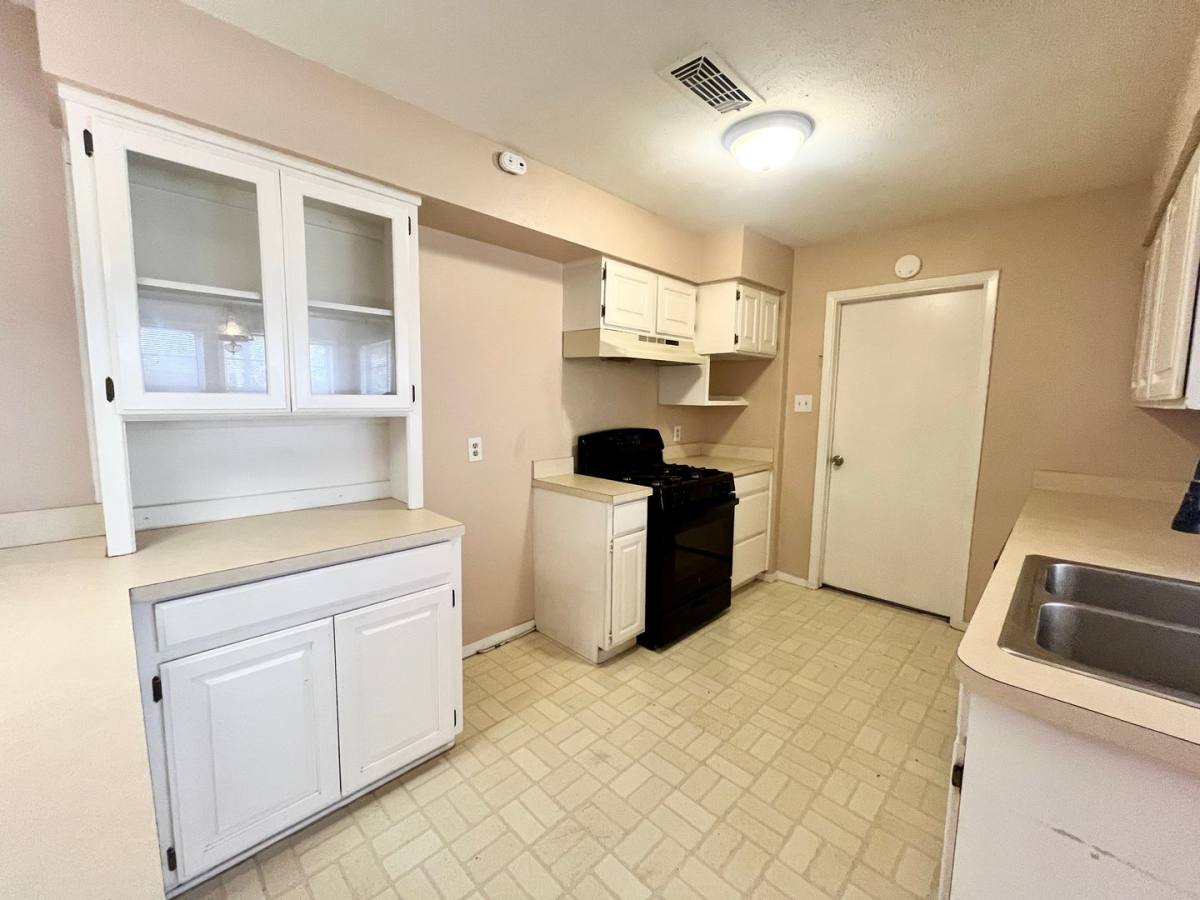 House for rent at 1811 Redwood St, Arlington, TX 76014