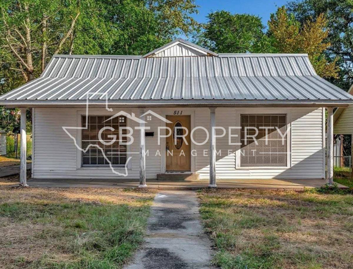 House for rent at 511 Woodlawn St, Henderson, TX 75652