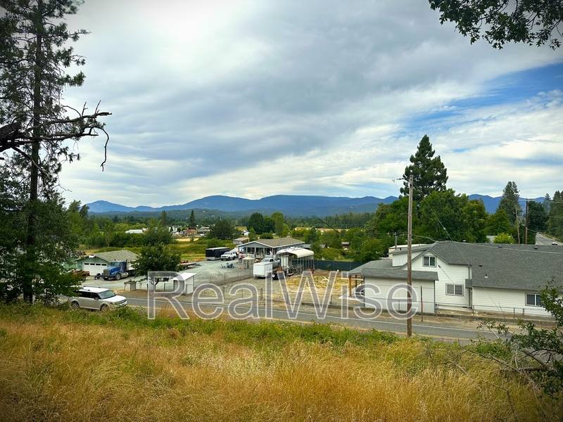 House for rent at 4620 Redwood Ave, Grants Pass, OR 97527