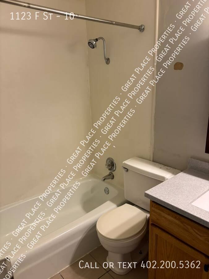 Apartment for rent at 1123 F St #10, Lincoln, NE 68508