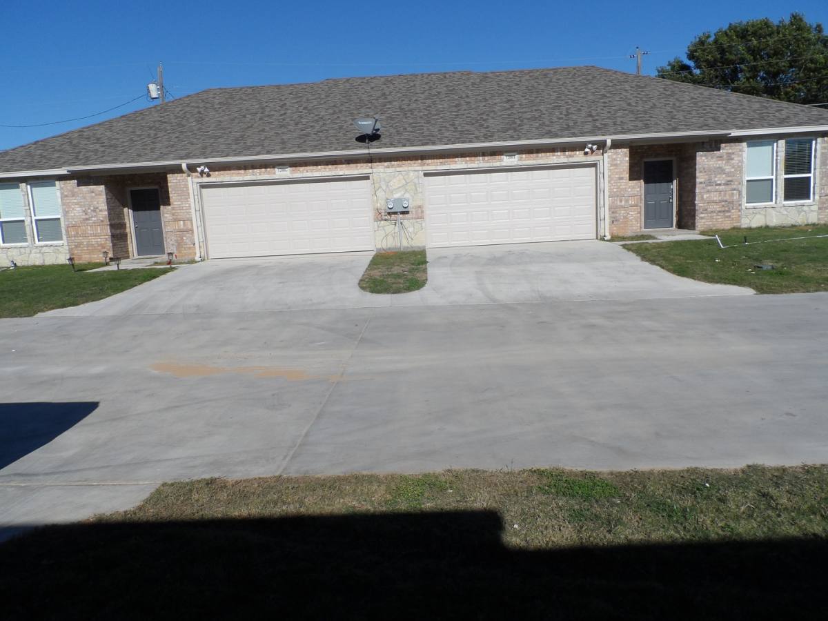 Apartment for rent at 1208 Country Club Rd, Cleburne, TX 76033
