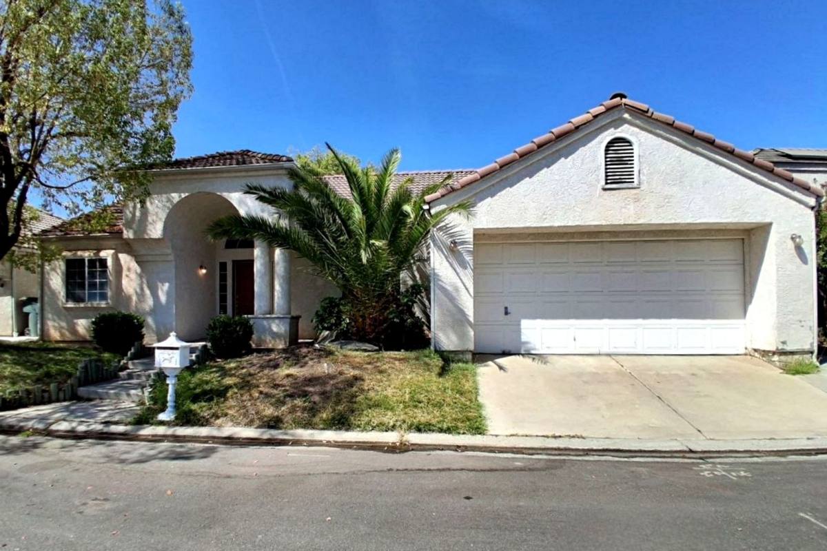 Apartment for rent at 1092 E Pennsylvania Ave, Fresno, CA 93720