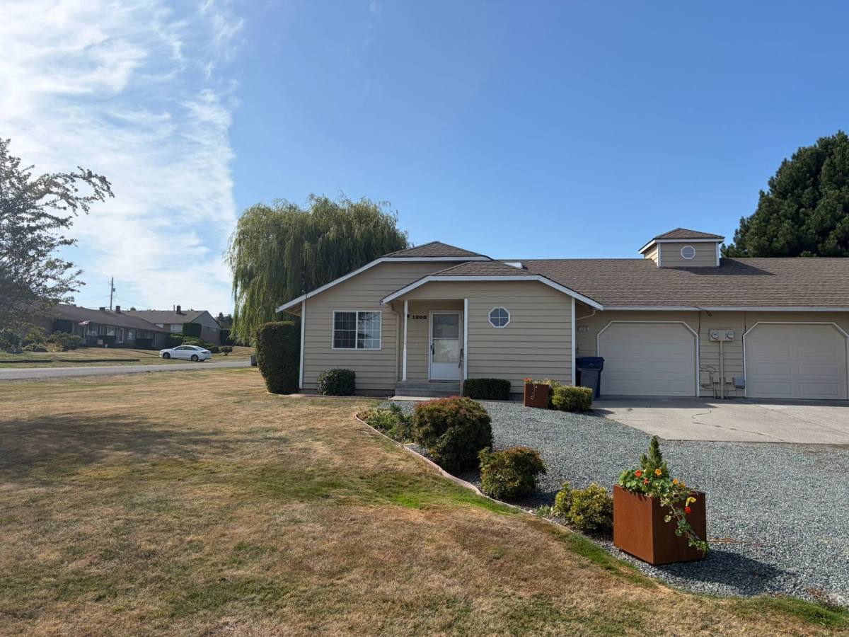 Townhouse for rent at 1202-1204 35th St, Anacortes, WA 98221