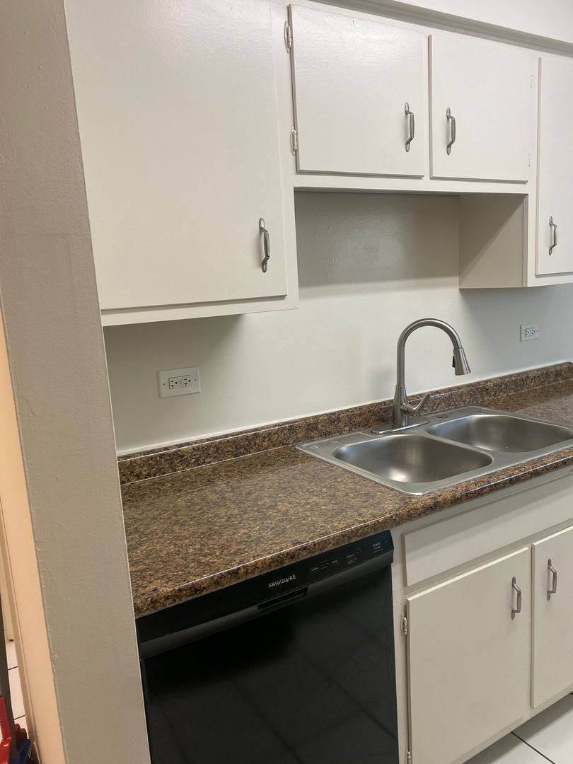 Apartment for rent at 1250 Old Bond Court, Glen Ellyn, IL 60137