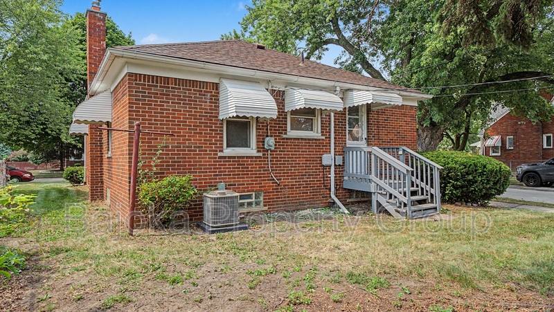 House for rent at 2957 Fort Park Blvd, Lincoln Park, MI 48146