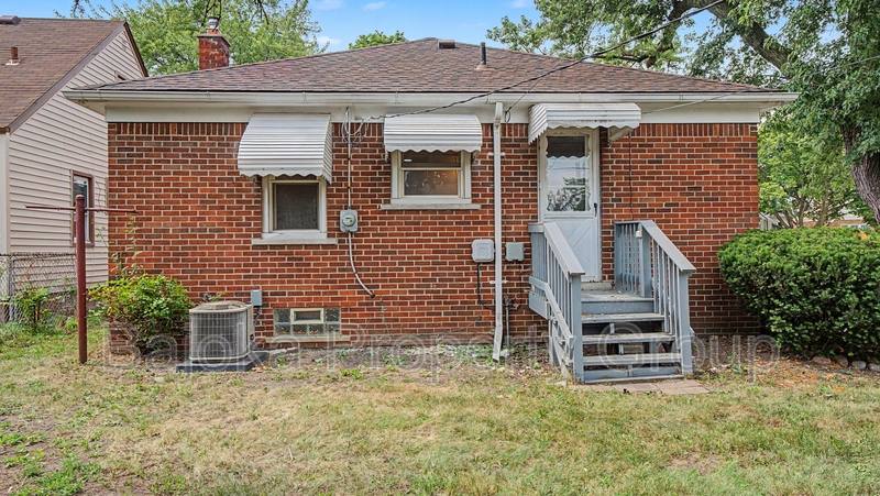 House for rent at 2957 Fort Park Blvd, Lincoln Park, MI 48146